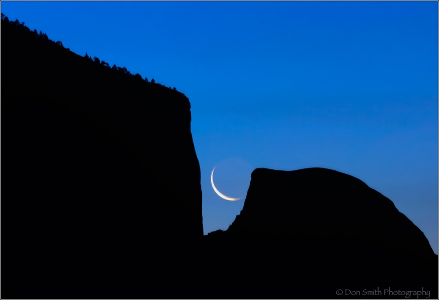 Crescent-Moon-Between-El-Cap-and-Half-Dome